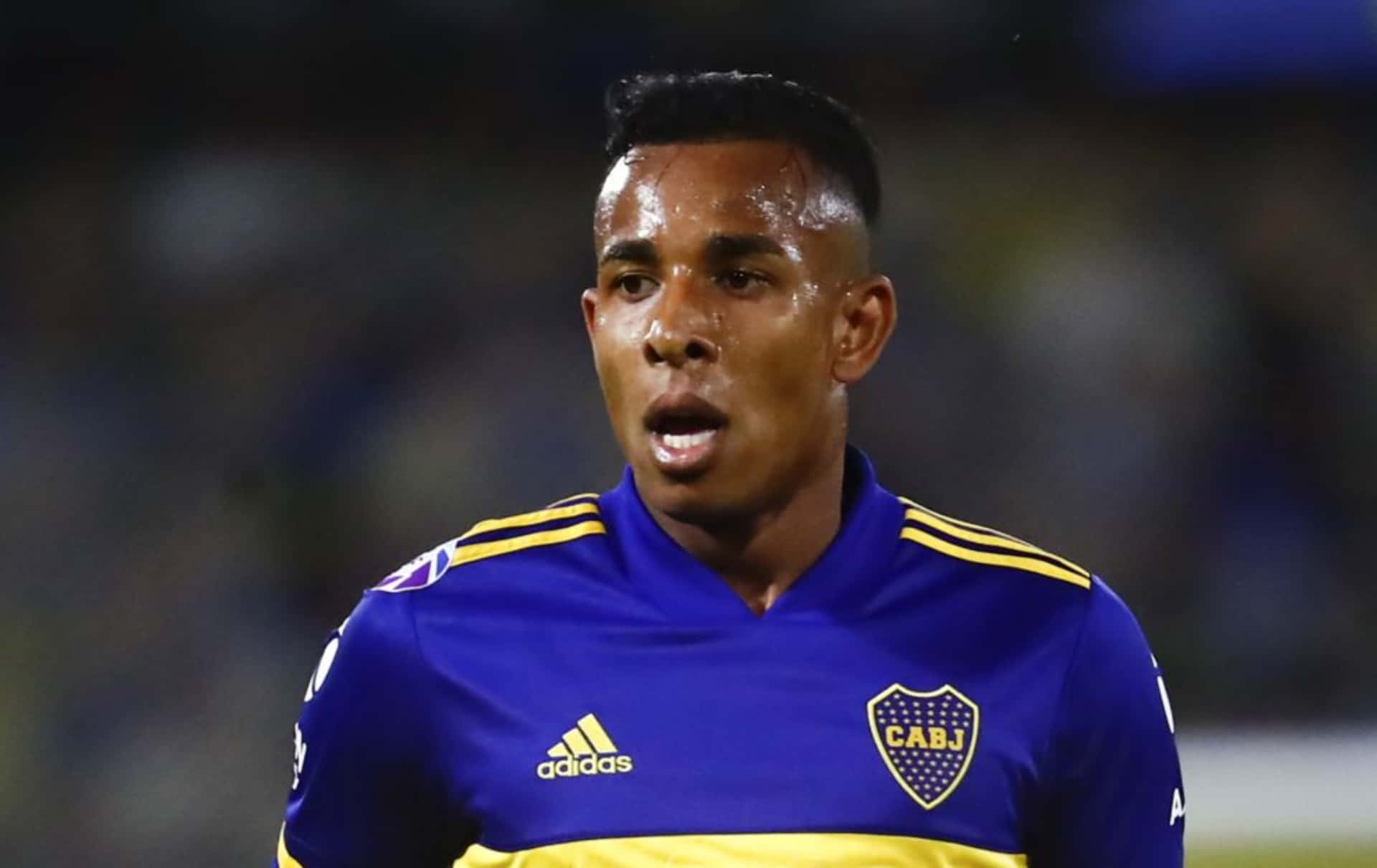 Sebastián Villa ya se encuentra en Argentina y está aislado en su casa dando cumpliento al proceso de cuarentena que debe cumplir toda persona que entra al país. Villa pensaba que se podría marchar a Europa pero no lo logró. El jugador publicó en sus redes sociales una imagen entrenando en su casa y colocó el siguiente mensaje: “Quinto día de aislamiento con más ganas que nunca”, con esta frase pretende presionar al Boca Juniors para que lo dejen volver a jugar. El cuadro “Xeneize” le dejó claro que no va a regresar y que debe prepararse para enfrentar las consecuencias de sus actos.