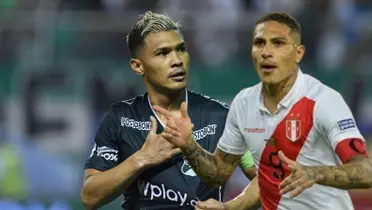 Teófilo Gutiérrez, al lado Paolo Guerrero.