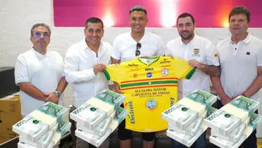 Teófilo Gutiérrez en su firma de contrato con el Real Cartagena. Foto tomada Caracol Radio. 