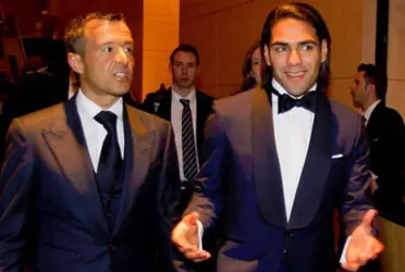Un cliente siempre espera recibir el mismo servicio que paga cualquier otro cliente. Jorge Mendes es el representante de Radamel Falcao y de James Rodríguez. A Falcao lo ayudó a salir del Galatasaray, pero con James no hizo lo mismo y lo dejó en el Everton, con el inminente riesgo de enviar su carrera a un abismo.