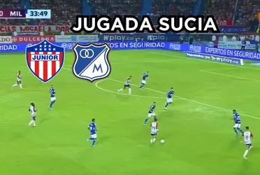 Un jugador del Junior FC en arriesgada jugada contra un futbolista de Millonarios FC.