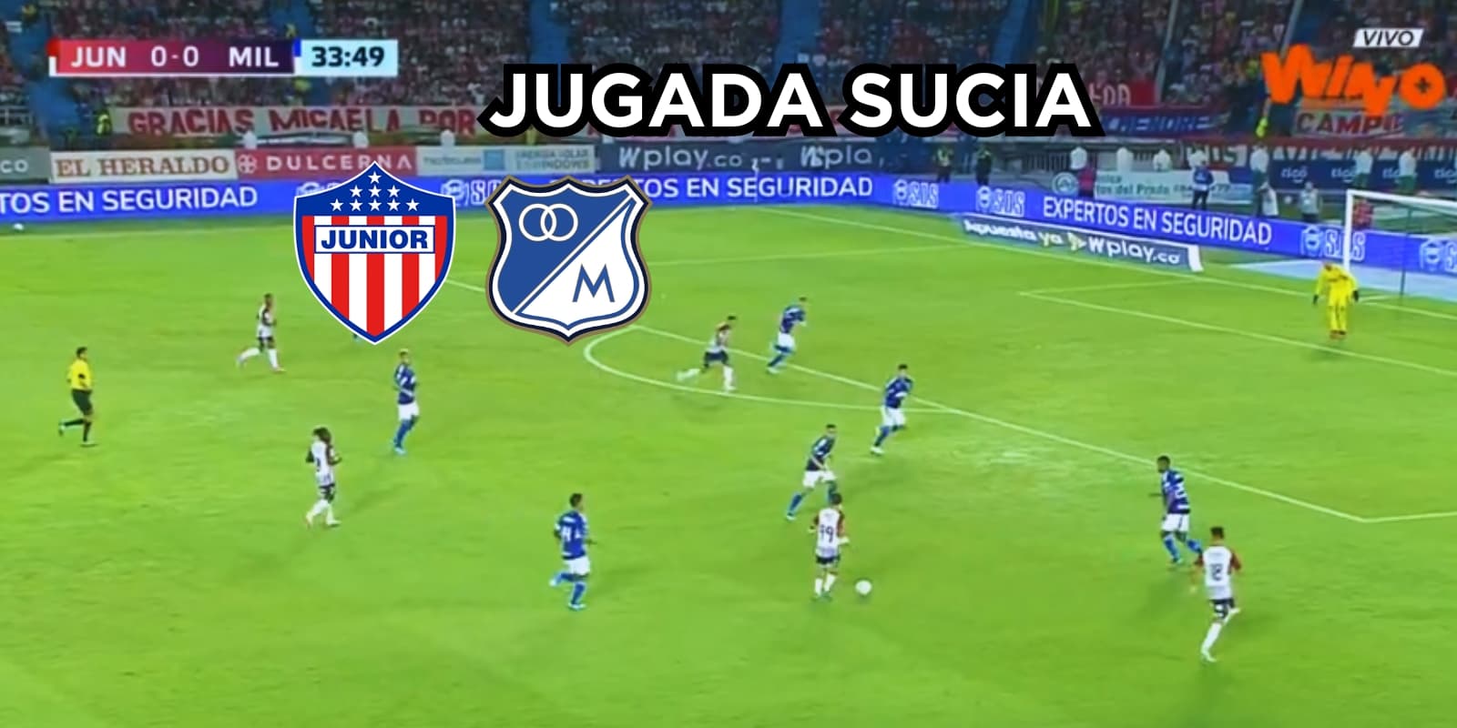 Un jugador del Junior FC en arriesgada jugada contra un futbolista de Millonarios FC.