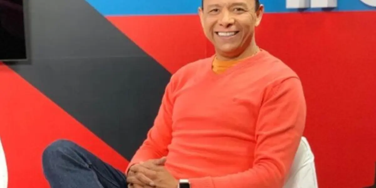 Valenciano se graduó de Bachiller a sus 49 años de edad y le dio una lección de superación a todos sus colegas futbolistas y ex futbolistas.