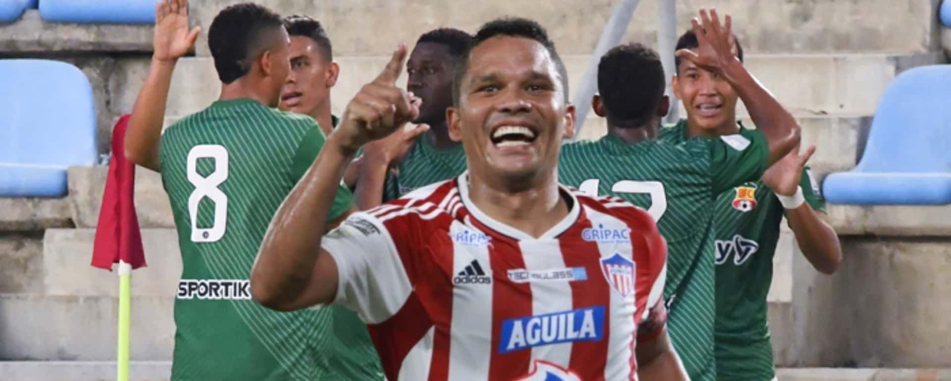 Viene de marcar un doblete. Foto de fondo tomada de Diario Deportes y de Bacca de Futbolred.