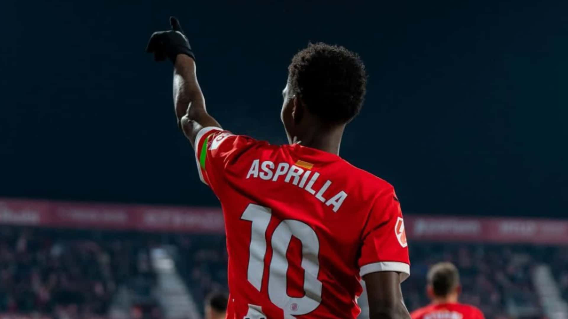 Yaser asprilla con pie y medio fuera del Girona