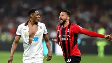 Yerry Mina con la camiseta rota tras una pelea con Olivier Giroud