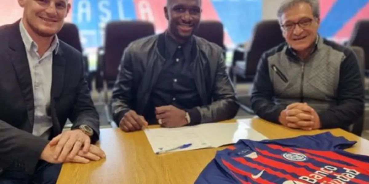 Zapata estaba sin equipo y acaba de firmar con el San Lorenzo de Argentina. Venía de jugar en el Genoa de Italia. Su último salario mensual estaba fijado en $100 mil euros. Pero con el club argentino al parecer tuvo que hacer una reducción considerable y ganará $30 mil euros al mes. Aceptó esa diferencia por un tema personal que pocos conocen.