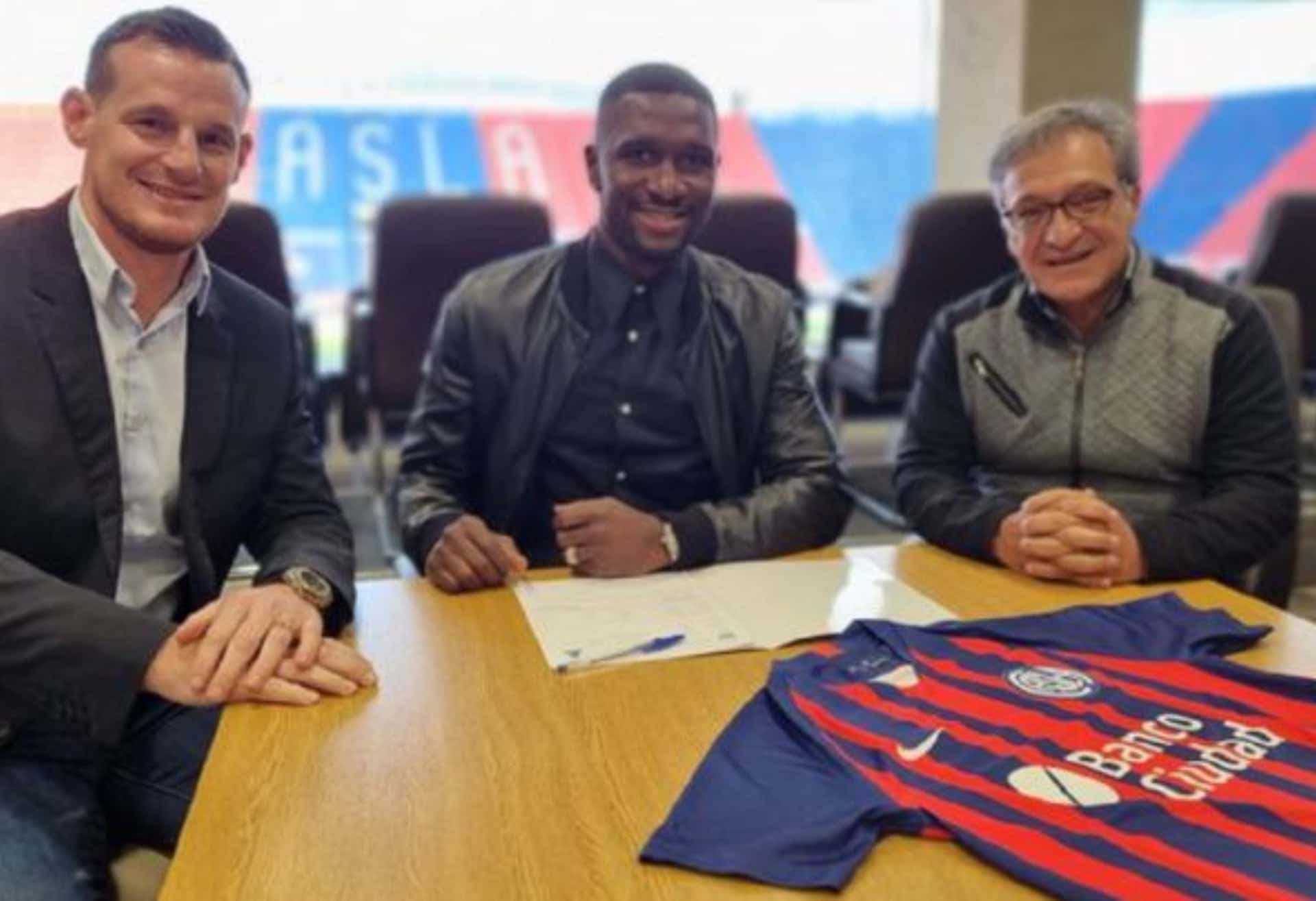 Zapata estaba sin equipo y acaba de firmar con el San Lorenzo de Argentina. Venía de jugar en el Genoa de Italia. Su último salario mensual estaba fijado en $100 mil euros. Pero con el club argentino al parecer tuvo que hacer una reducción considerable y ganará $30 mil euros al mes. Aceptó esa diferencia por un tema personal que pocos conocen.