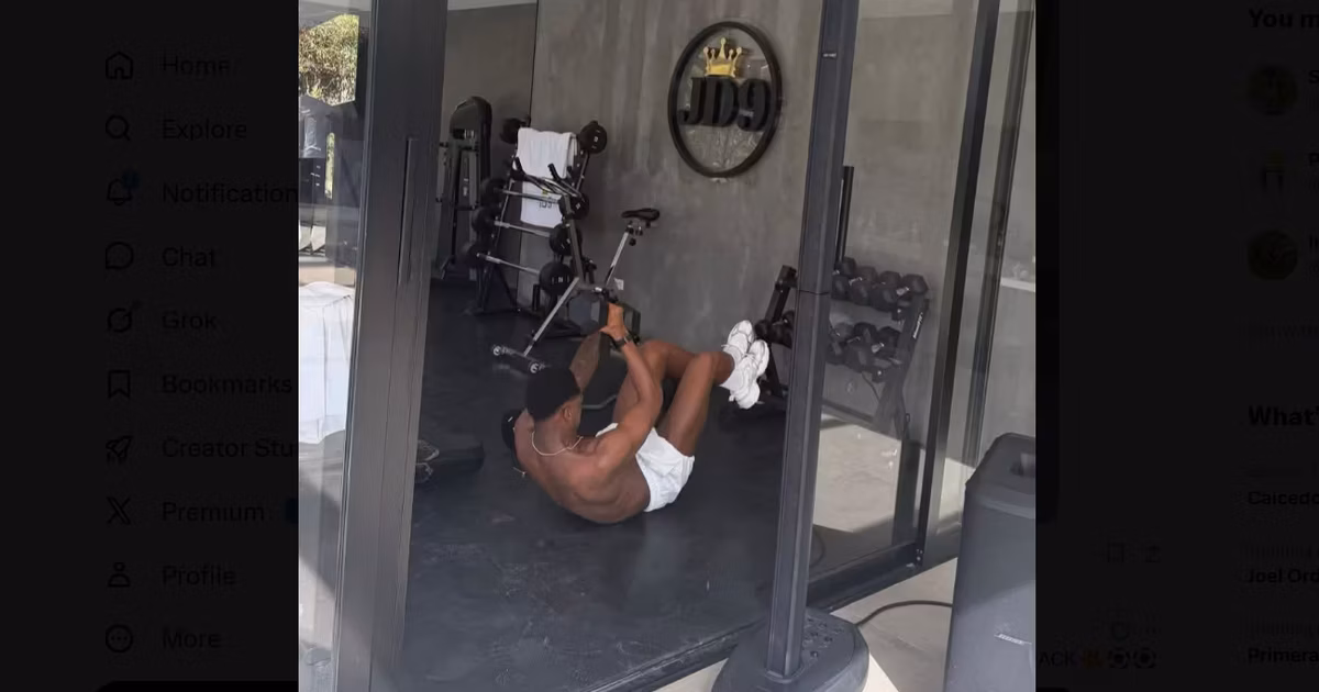 Jhon Durán entrena solo tras no poder unirse a la Selección Colombia