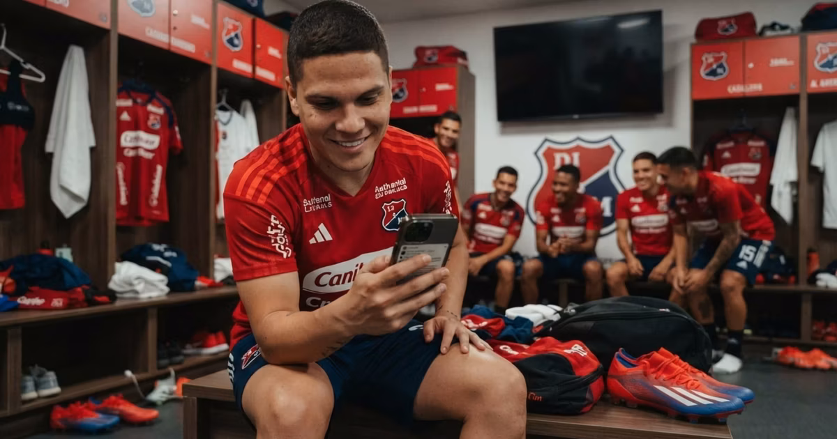 Juanfer Quintero revisando redes sociales