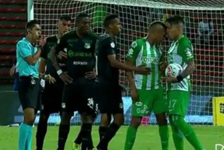 Pelea de Dayro Moreno vs Jeison Lucumí por un penal - Foto: RCN