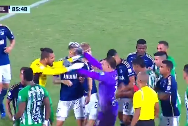 Santiago Rojas de Nacional empujando a Álvaro Montero de Millonarios 