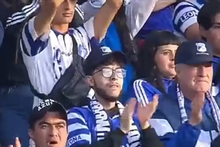 Hinchas de Millonarios aplaudiendo tras la salida de Santiago Giordana 