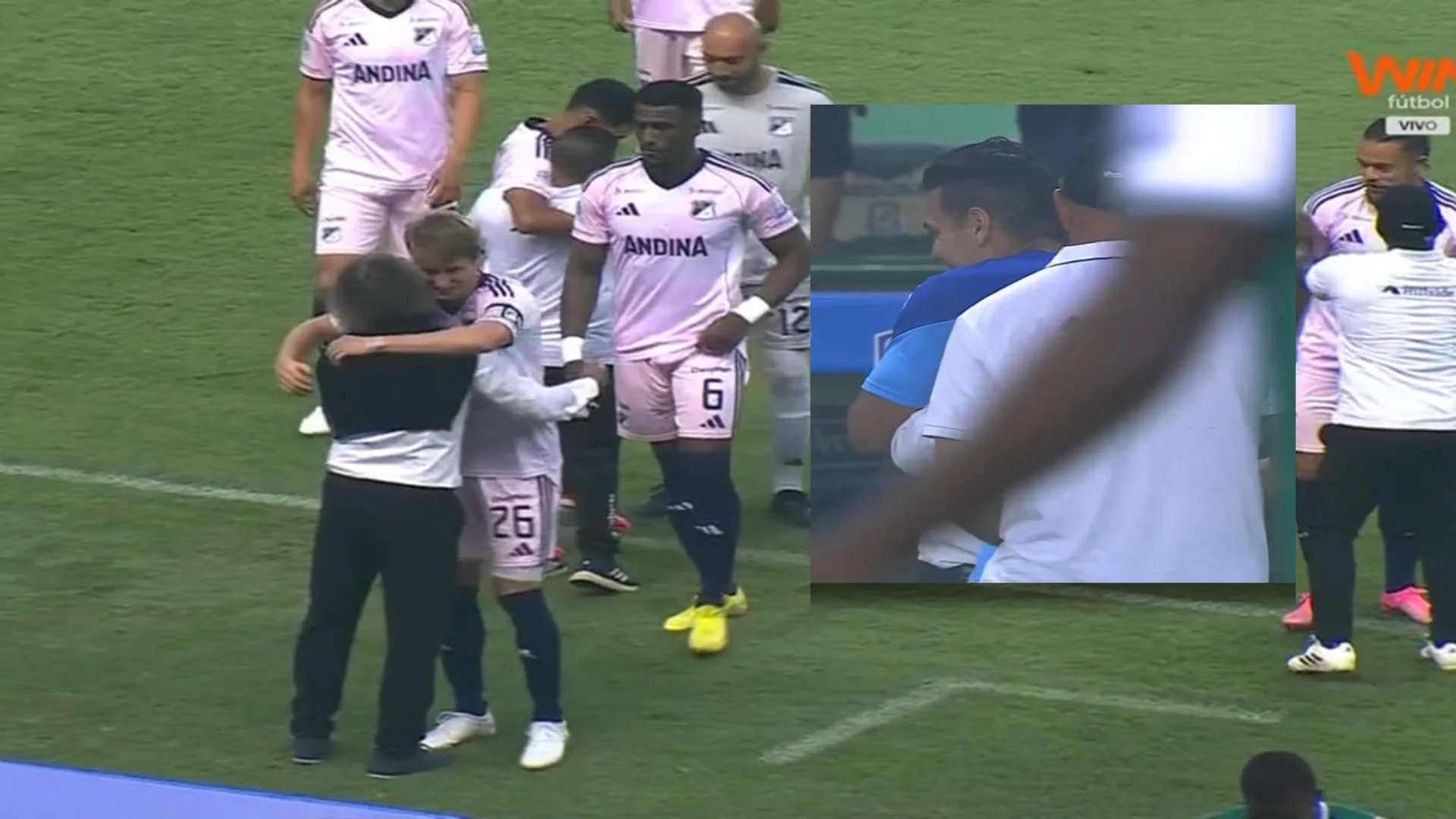 El saludo entre los jugadores de Millonarios y Alberto Gamero